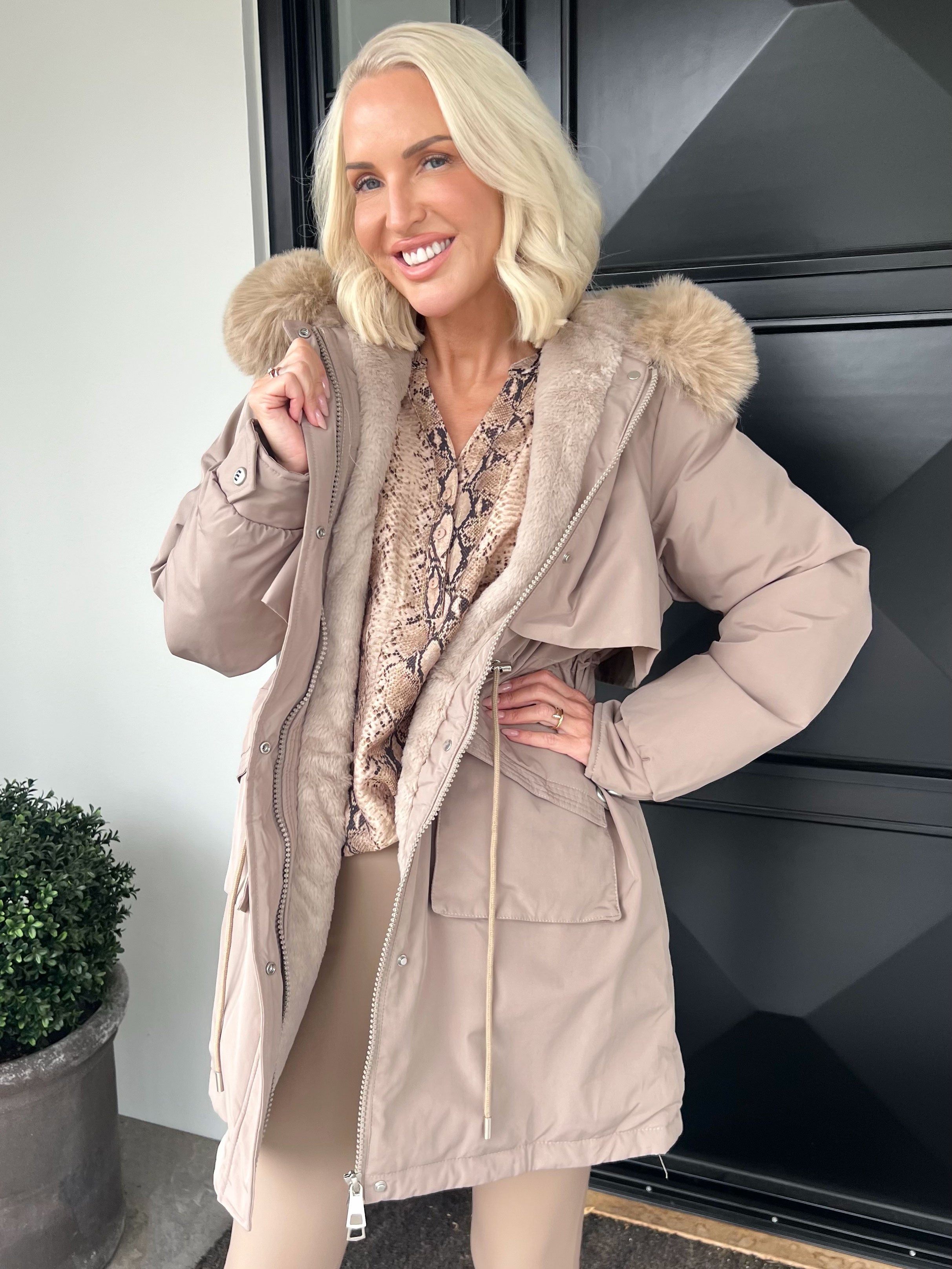 Maple - Varm dynejakke med faux fur hætte